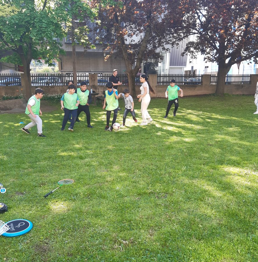 Kinder, die Fußballspielen im Rahmen vom Projekt "Chavore"