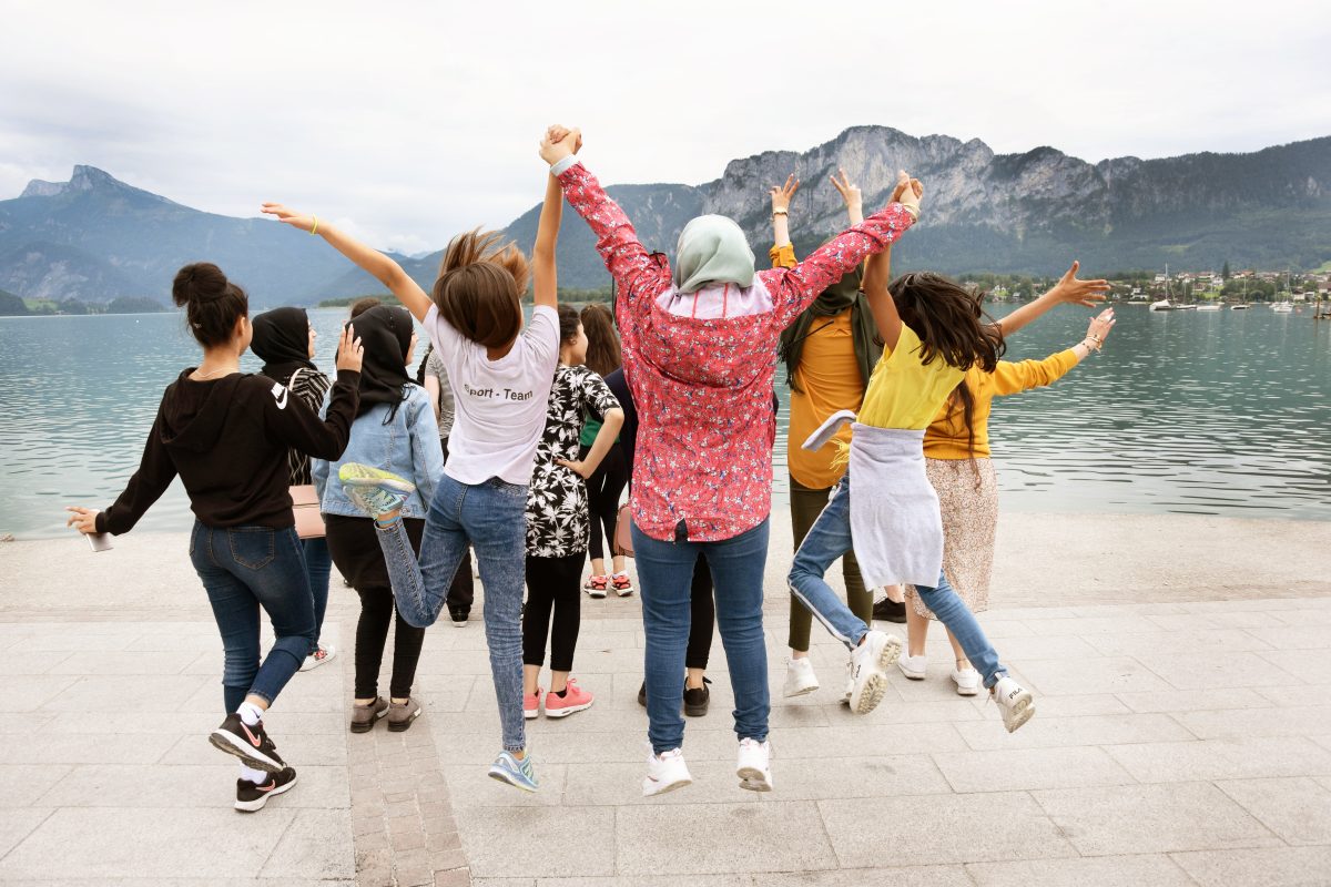 Frauen, die vor Freude in die Luft springen