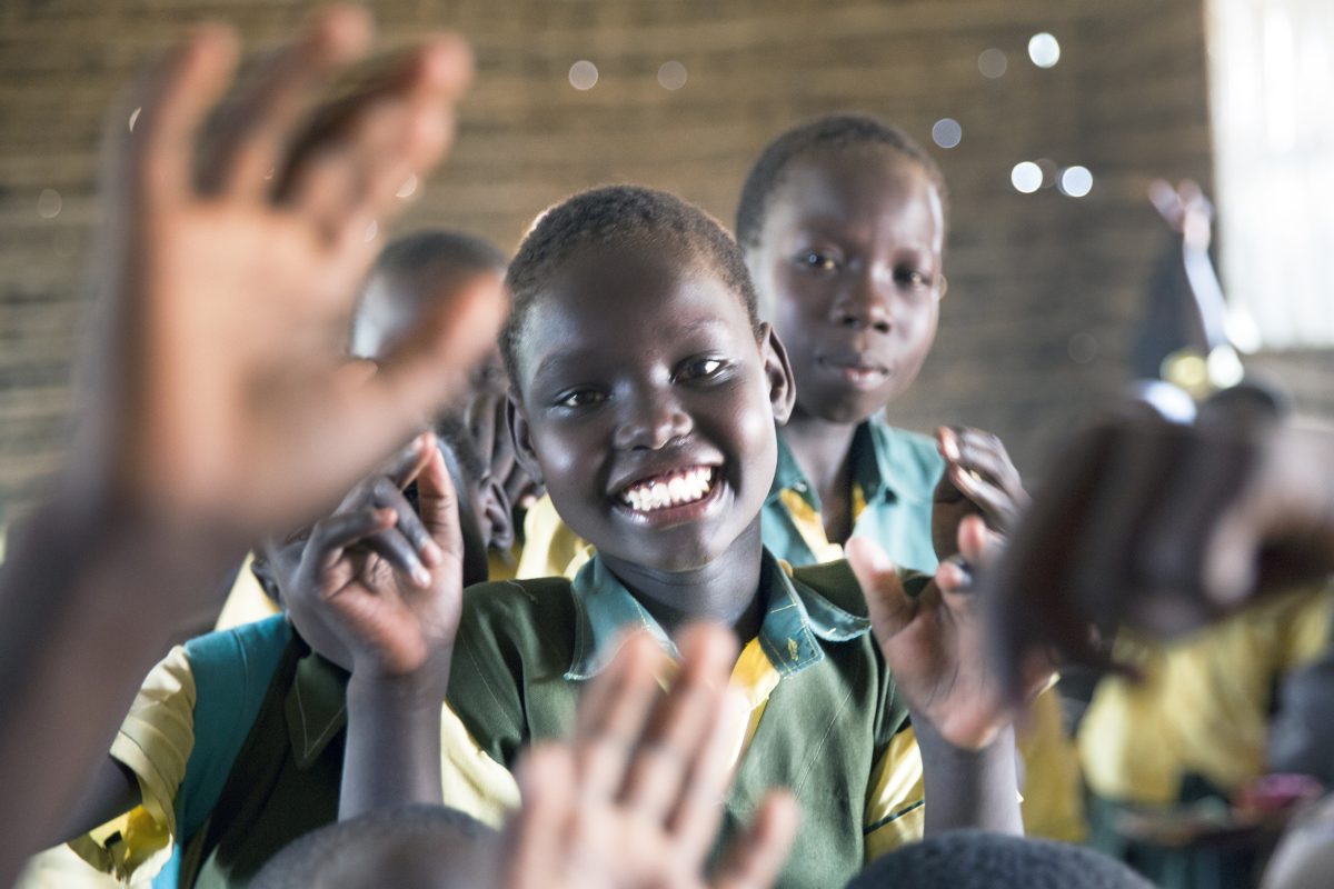 Schulkinder im Südsudan, die in die Kamera lächeln